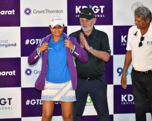 est Lady Professional Pranavi Urs receives her purple jacket from Mr. Malcolm Gomersall, CEO, Grant Thornton UK