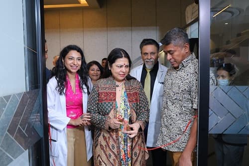 L-R: Dr Kriti Lohia – Aesthetic Dermatologist and Dermatosurgeon, Ms Meenakshi Lekhi, former MoS External Affairs and Dr Sanjay Parashar