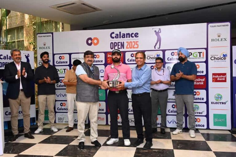 Champion Tapendra Ghai (centre) receives the trophy from Mr. Amit Govil, Chairman, Calance Group (right) and Mr. Vijay K Singh, Vice Chairman, DDA (left)