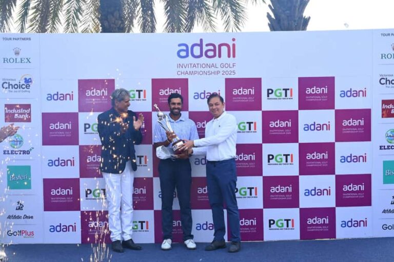 Champion Saptak Talwar (centre) receives the trophy from Mr. Pranav Adani, Director, Adani Enterprises Limited (right) and Mr. Kapil Dev, President, PGTI (left)