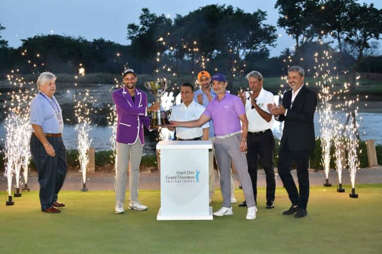 Champion Angad Cheema receives the trophy from Indian cricket legend Mr. Sunil Gavaskar and Mr. Vishesh C Chandiok, CEO, Grant Thornton Bharat. The other dignitaries seen in the picture are Mr. Kapil Dev, President, PGTI, former cricketer Harbhajan Singh, Mr. Amandeep Johl, CEO, PGTI (extreme right) and Mr. Brandon D’Souza, MD, Melange Management Solutions (extreme left).